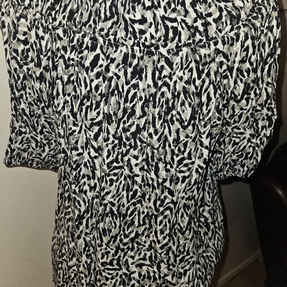Womans Short Sleeve Button Down Blouse - Picture 10 of 10